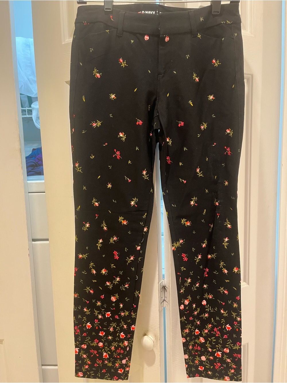 Old Navy Black Floral Print ladies Slim Pants